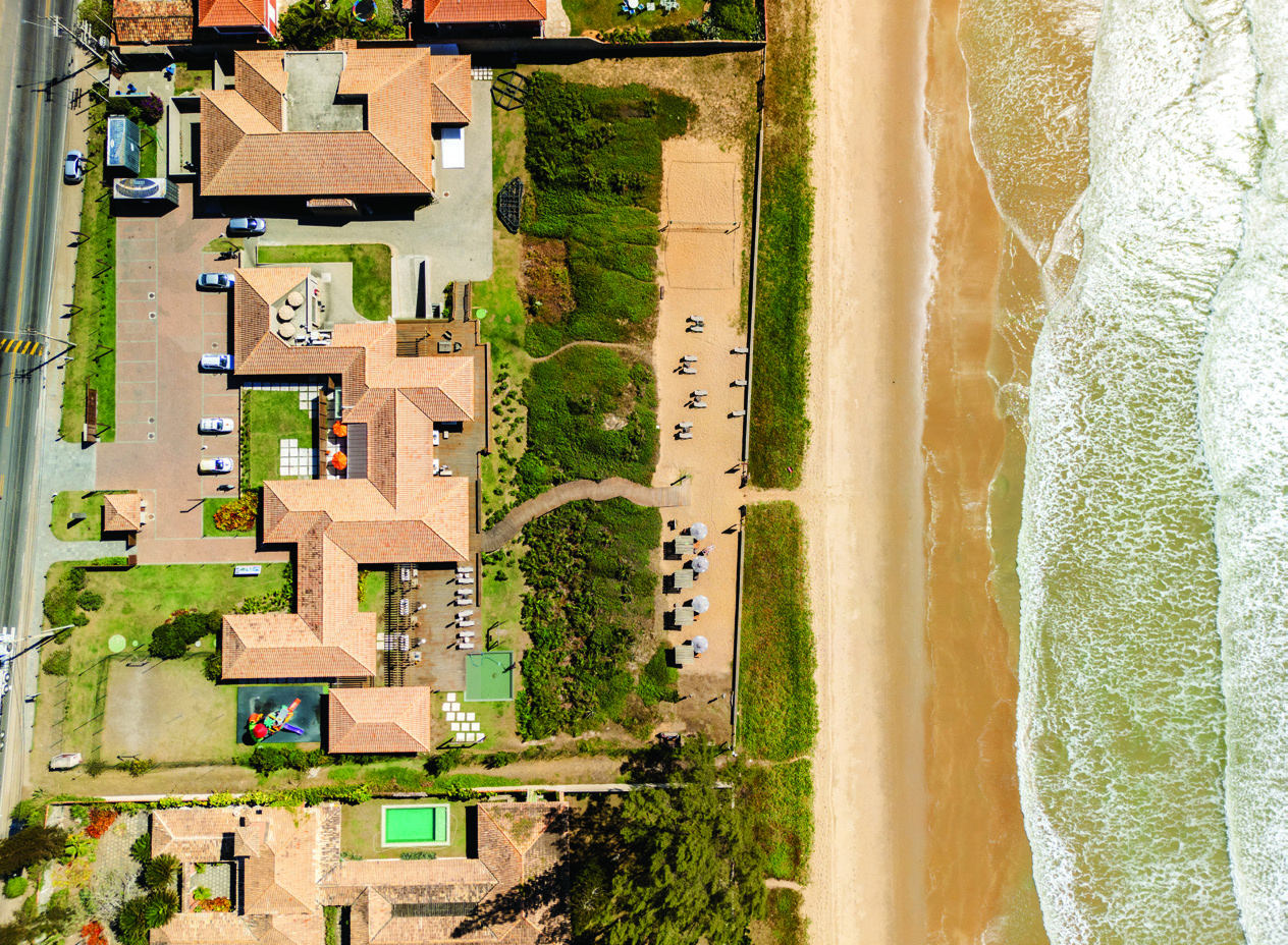 Sede Praia do Clube Aretê à beira-mar, com piscina e áreas de descanso